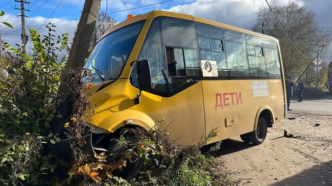 В городе Пестово автомобиль Лада Приора совершил столкновение со школьным автобусом ГАЗель Некст В городе Пестово автомобиль Лада Приора совершил столкновение со школьным автобусом ГАЗель Некст