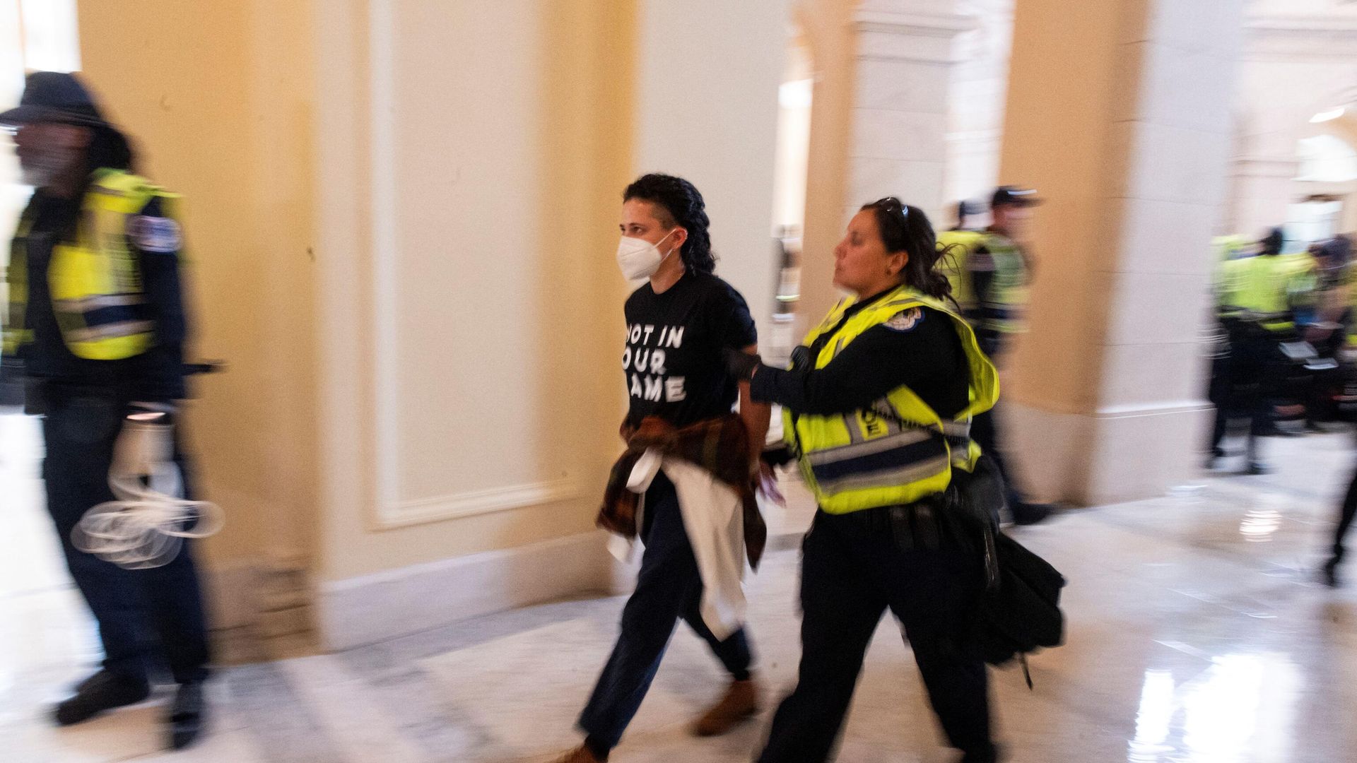 Сотрудники полиции задерживают протестующих в здание конгресса США в Вашингтоне Сотрудники полиции задерживают протестующих в здание конгресса США в Вашингтоне - РИА Новости, 1920, 18.10.2023