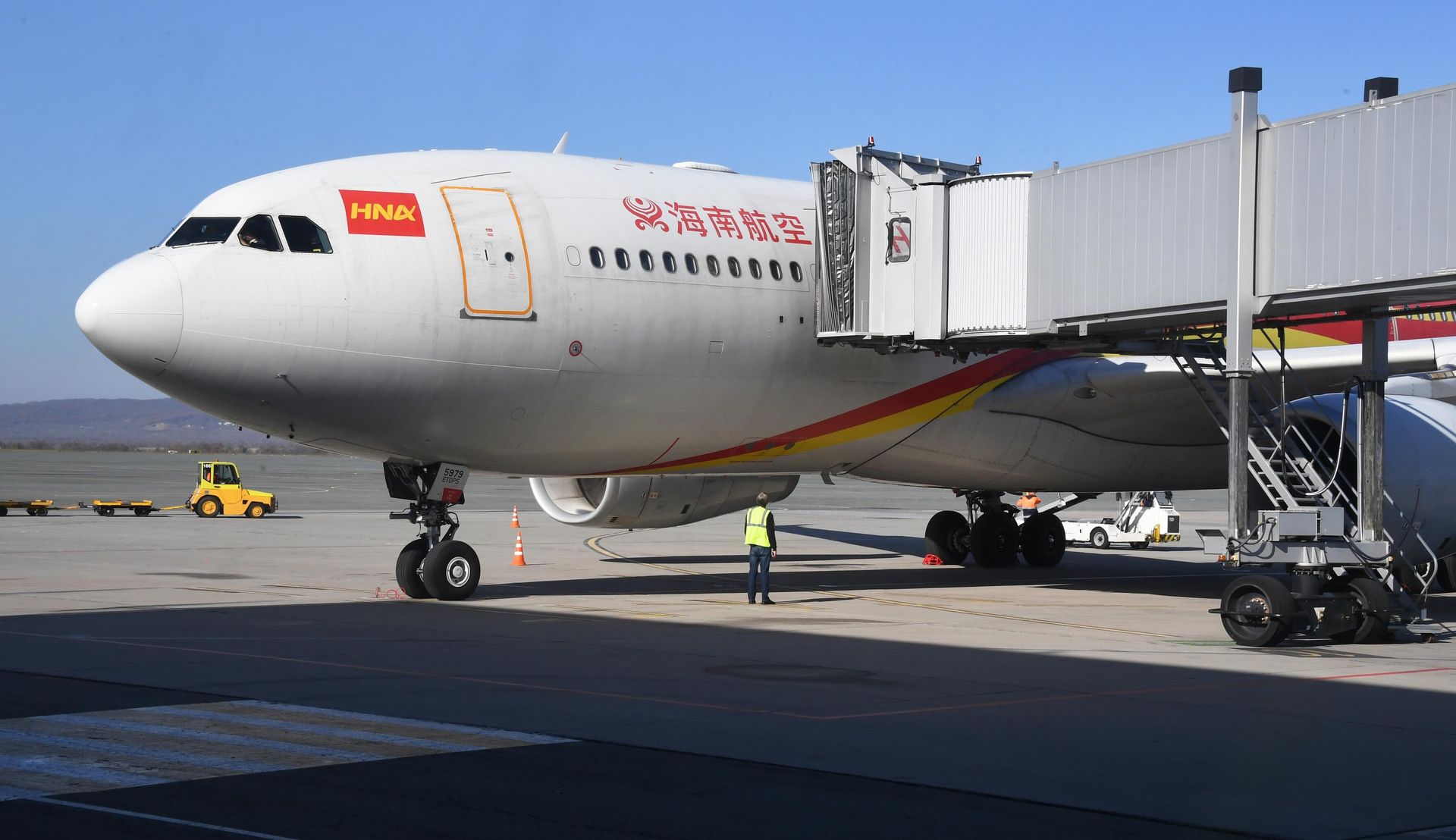 Самолет Boeing 737-800 китайской авиакомпании Hainan Airlines, прилетевший из Даляня, в аэропорту Кневичи во Владивостоке - РИА Новости, 1920, 21.04.2025