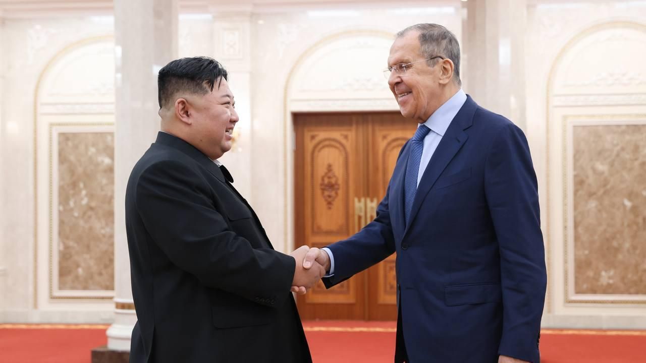 Председатель Государственных дел КНДР Ким Чен Ын и министр иностранных дел России Сергей Лавров во время. встречи Председатель Государственных дел КНДР Ким Чен Ын и министр иностранных дел России Сергей Лавров во время. встречи - РИА Новости, 1920, 19.10.2023
