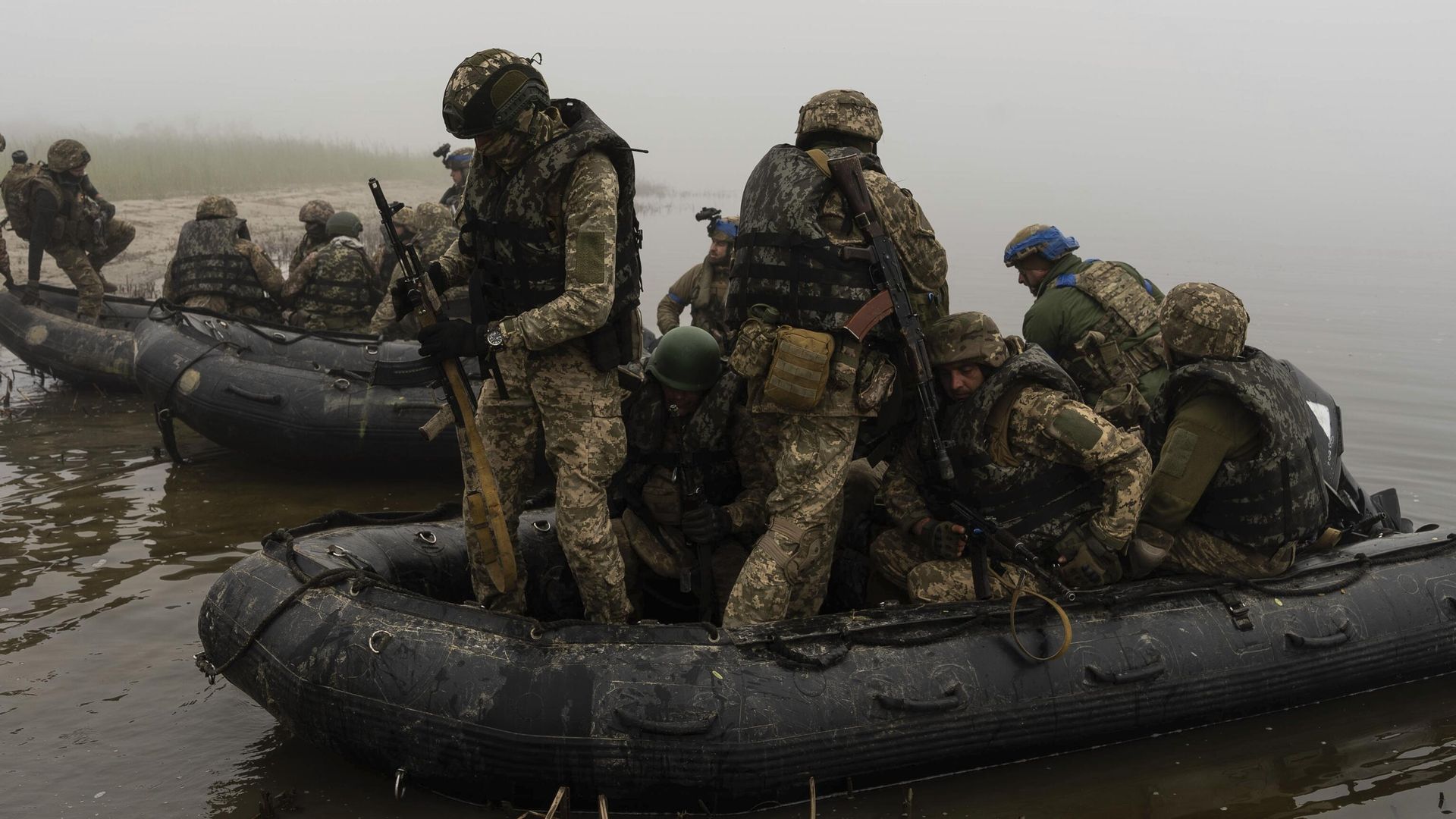 Украинские военные отплывают от берега реки Днепр в Херсонской области Украинские военные отплывают от берега реки Днепр в Херсонской области - РИА Новости, 1920, 28.11.2023