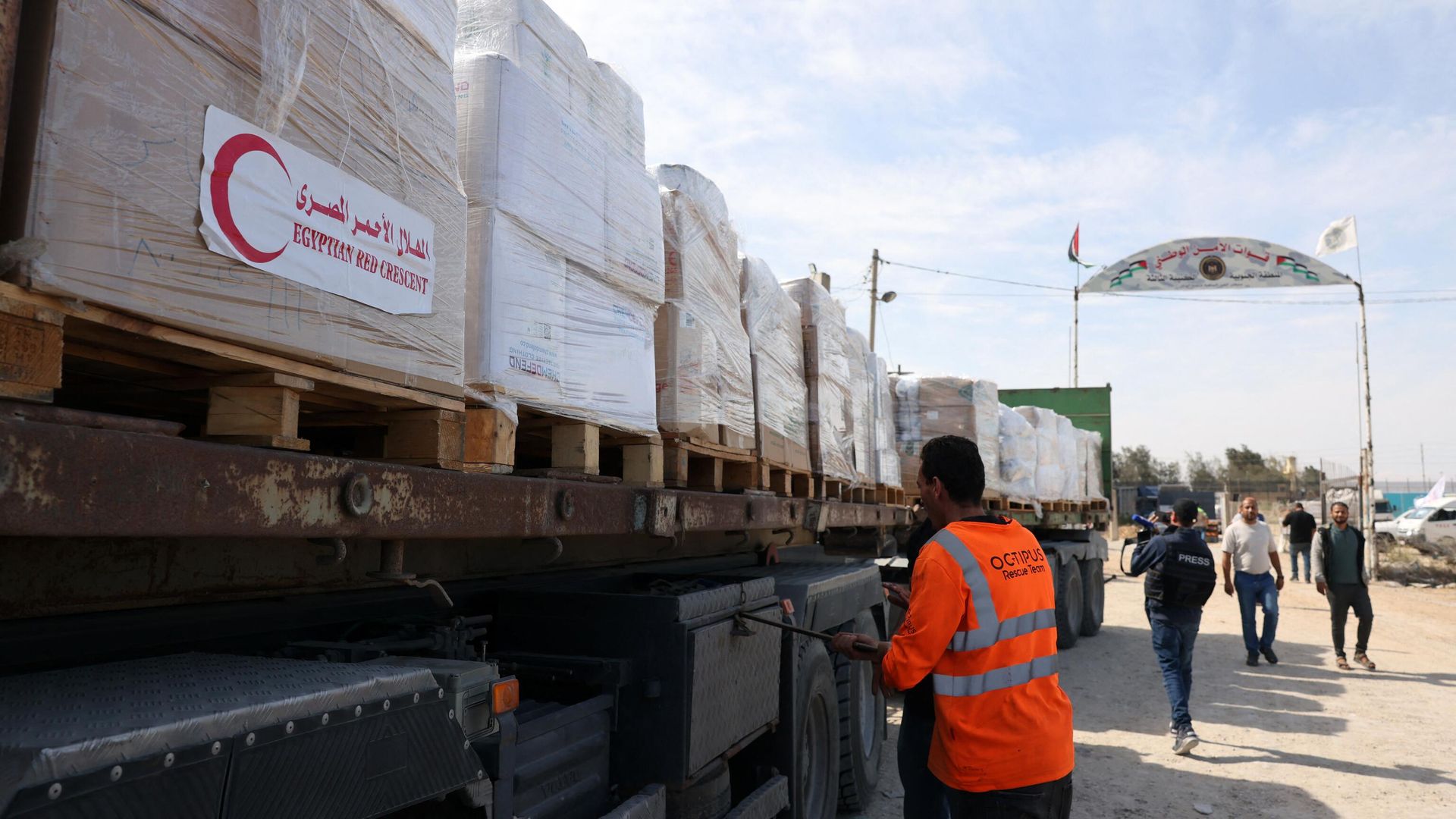 Грузовики с гуманитарной помощью, въехавшие в сектор Газа из Египта через КПП Рафах. 21 октября 2023 Грузовики с гуманитарной помощью, въехавшие в сектор Газа из Египта через КПП Рафах. 21 октября 2023 - РИА Новости, 1920, 21.10.2023