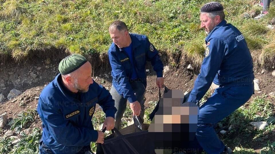 Сотрудники МЧС Ингушетии спускают с горы Коазой Лоам альпиниста. 21 октября 2023 Сотрудники МЧС Ингушетии спускают с горы Коазой Лоам альпиниста. 21 октября 2023 - РИА Новости, 1920, 21.10.2023