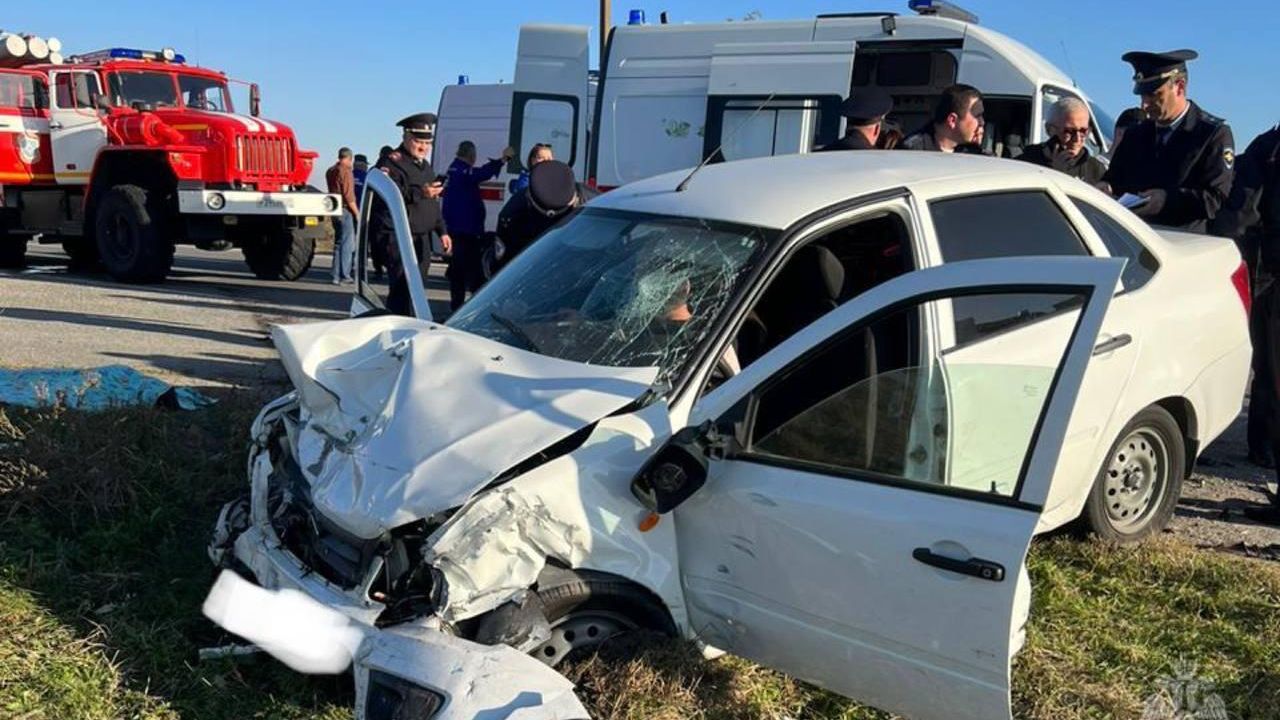 На объездной дороге г.п. Терек в КБР произошло ДТП с участием двух легковых автомобилей LADA Granta и Mitsubishi На объездной дороге г.п. Терек в КБР произошло ДТП с участием двух легковых автомобилей LADA Granta и Mitsubishi - РИА Новости, 1920, 21.10.2023