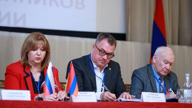 Руководитель Русского дома в Армении Вадим Фефилов на XV Страновой конференции российских соотечественников Республики Армения. 21 октября 2023 Руководитель Русского дома в Армении Вадим Фефилов на XV Страновой конференции российских соотечественников Республики Армения. 21 октября 2023