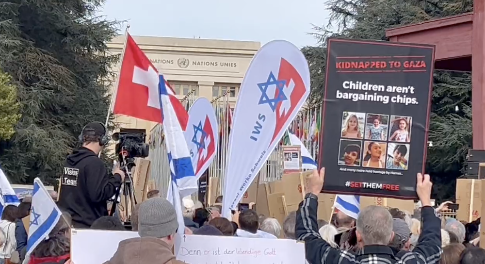Акция в поддержку заложников ХАМАС у здания ООН в Женеве Акция в поддержку заложников ХАМАС у здания ООН в Женеве - РИА Новости, 1920, 22.11.2023