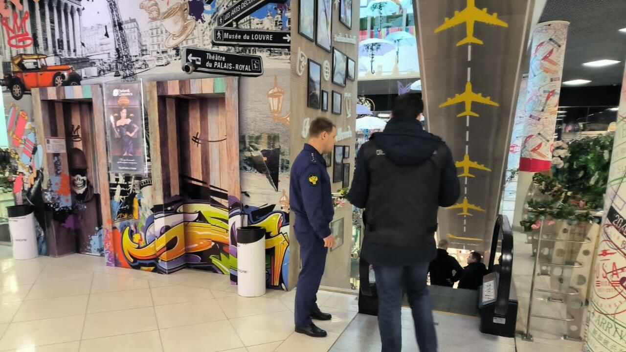 Представители СК на месте происшествия в торгово-развлекательном центре, где шестилетний мальчик упал с эскалатора в городе Обнинске Калужской области. 22 октября 2023 Представители СК на месте происшествия в торгово-развлекательном центре, где шестилетний мальчик упал с эскалатора в городе Обнинске Калужской области. 22 октября 2023 - РИА Новости, 1920, 22.10.2023