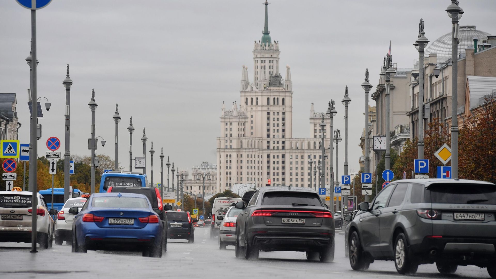 Машины едут в дождь по Новой площади в Москве Машины едут в дождь по Новой площади в Москве - РИА Новости, 1920, 21.05.2026