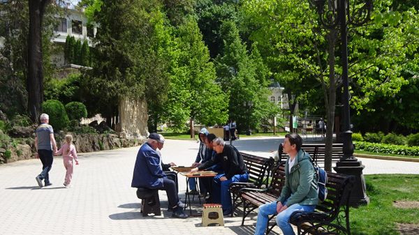 Нижний парк, люди играют в нарды Нижний парк, люди играют в нарды