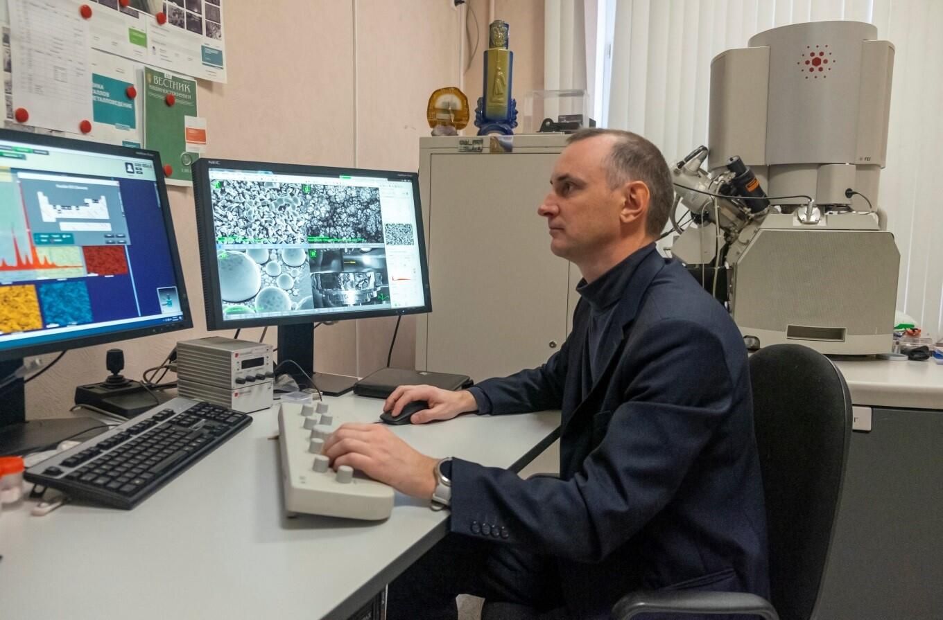 Валентин Харламов проводит исследования на электронном микроскопе Валентин Харламов проводит исследования на электронном микроскопе - РИА Новости, 1920, 23.10.2023