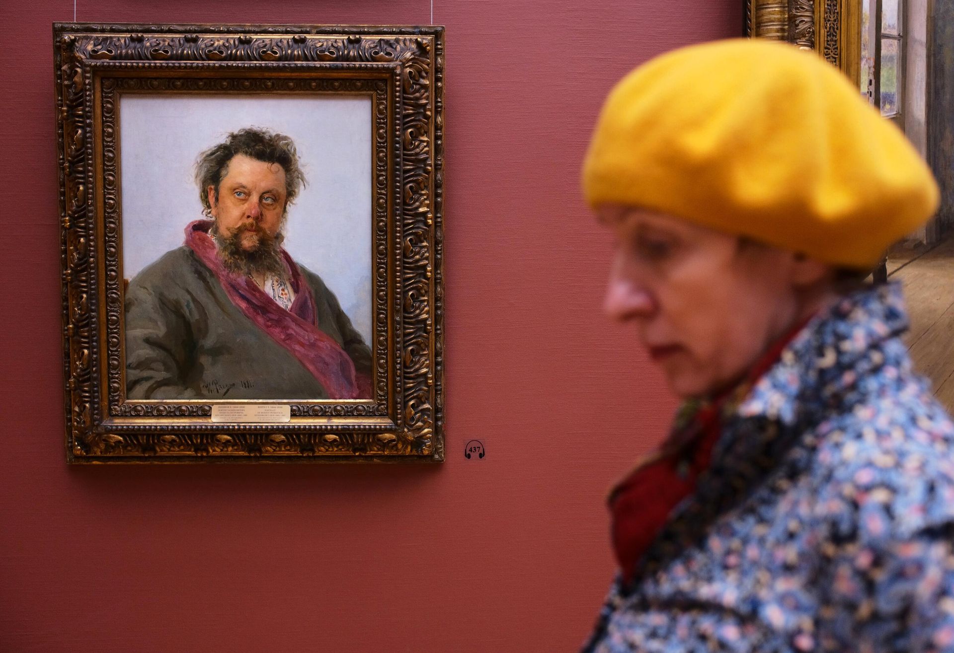 Посетители у картины Ильи Репина Портрет М. П. Мусоргского (1881 г.) в Третьяковской галерее - РИА Новости, 1920, 24.10.2023