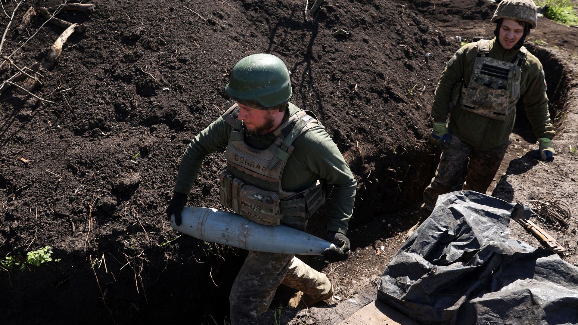 Украинский военнослужащий с артиллерийским снарядом в Донецкой области Украинский военнослужащий с артиллерийским снарядом в Донецкой области - РИА Новости, 1920, 24.10.2023