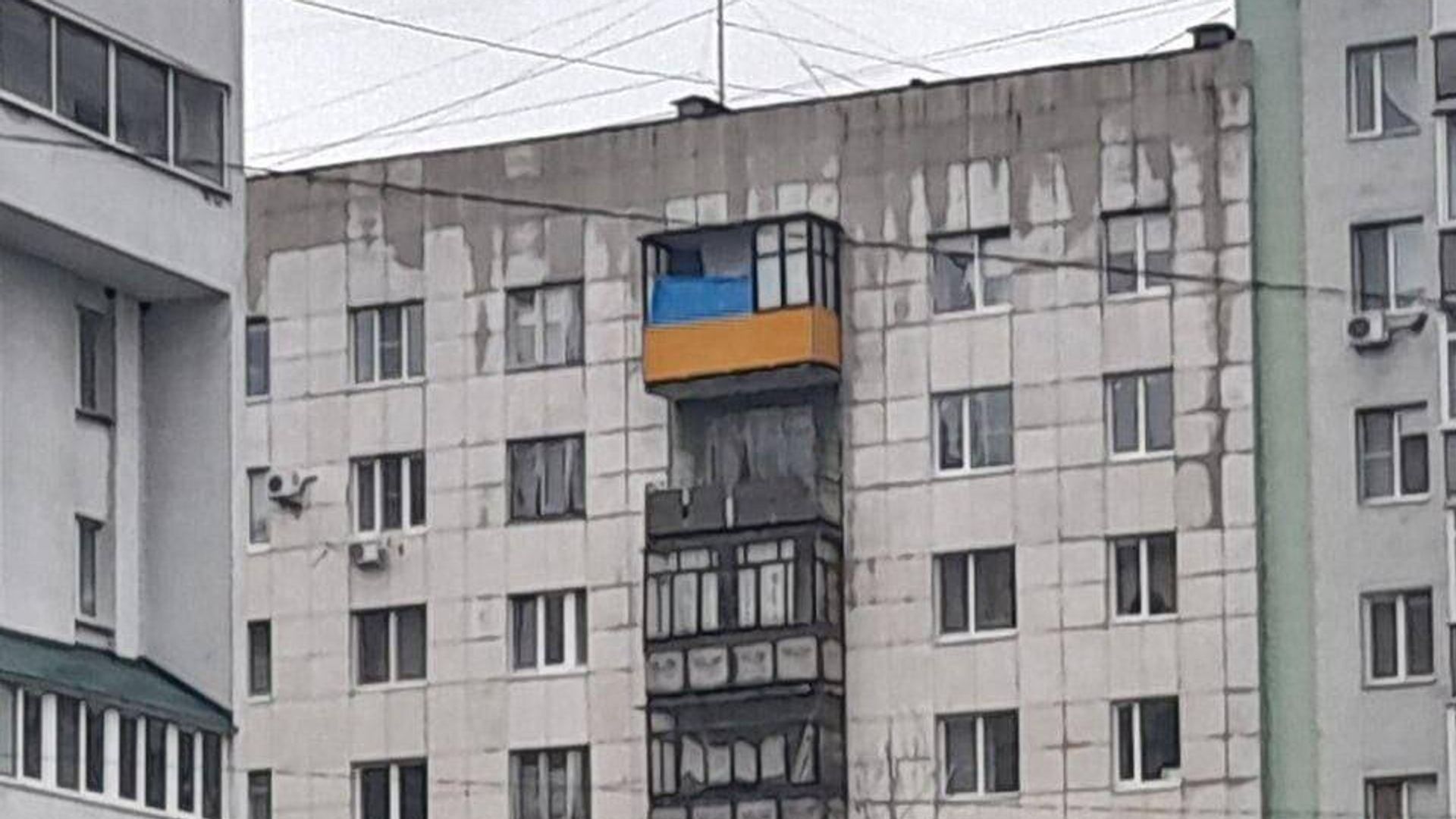Синее одеяло на одном из балконов дома в Белгороде Синее одеяло на одном из балконов дома в Белгороде - РИА Новости, 1920, 24.10.2023