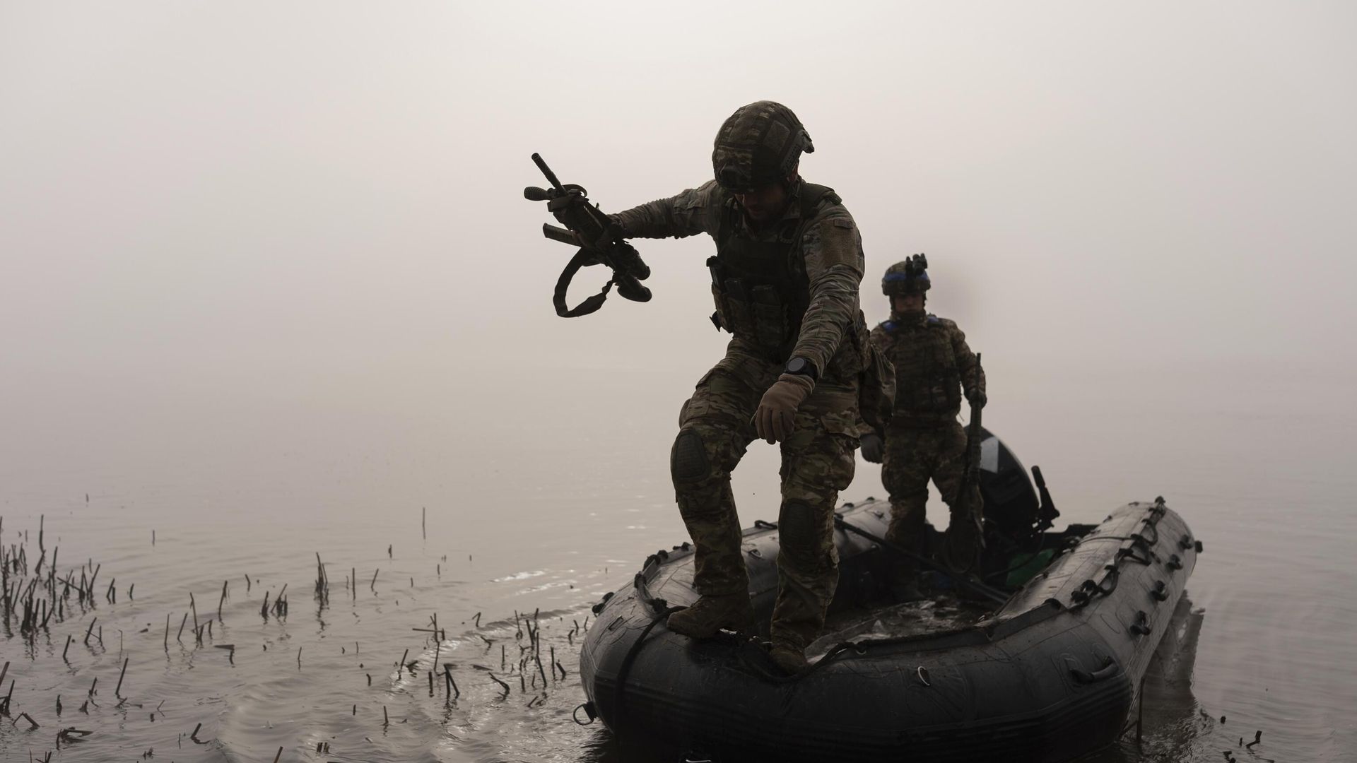 Украинский военнослужащий выпрыгивает из лодки на берег Днепра под Херсоном Украинский военнослужащий выпрыгивает из лодки на берег Днепра под Херсоном - РИА Новости, 1920, 21.01.2024