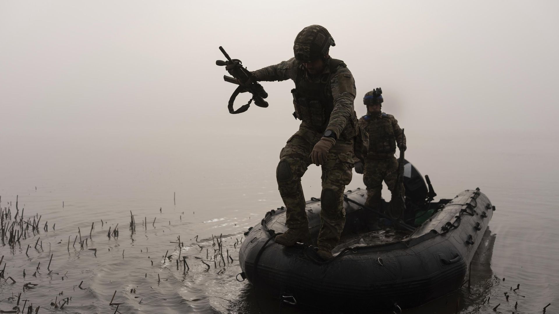 Украинский военнослужащий выпрыгивает из лодки на берег Днепра под Херсоном Украинский военнослужащий выпрыгивает из лодки на берег Днепра под Херсоном - РИА Новости, 1920, 06.01.2024