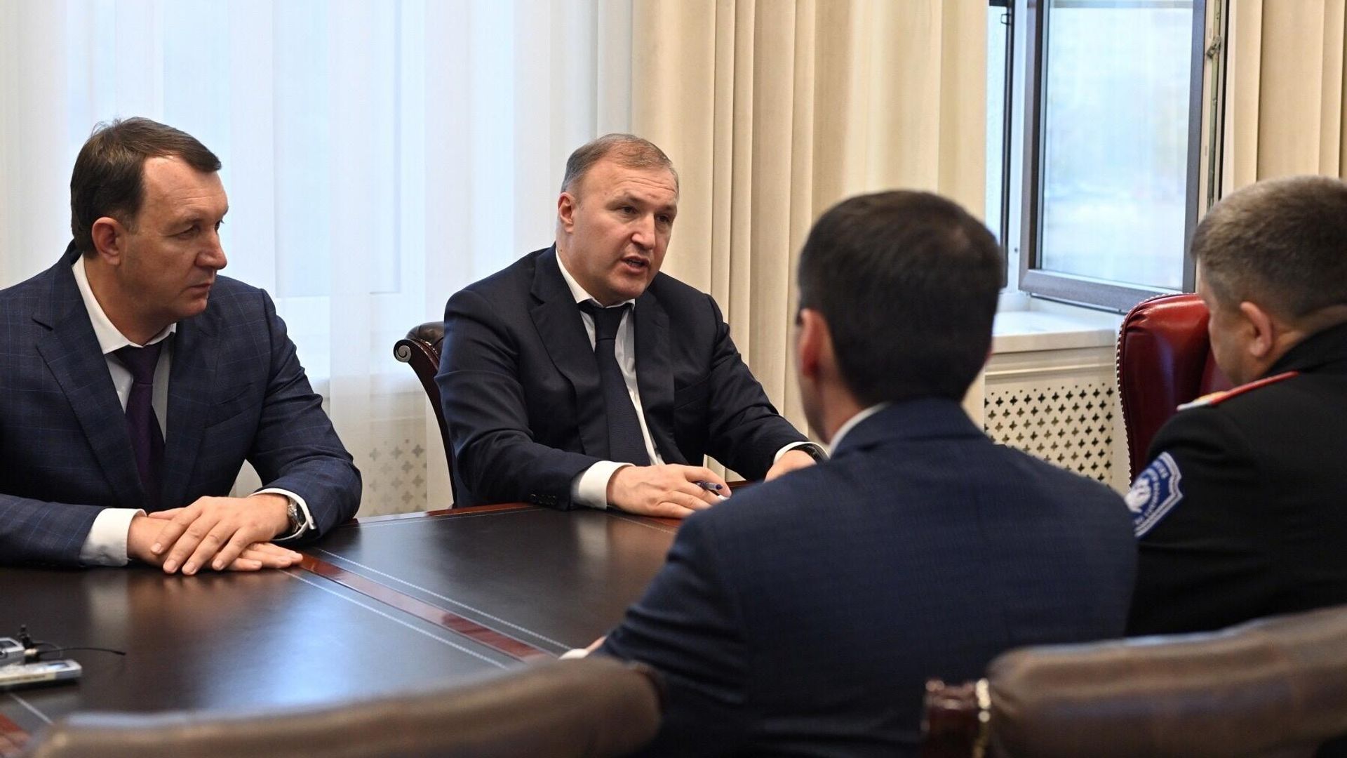 Глава Республики Адыгея Мурат Кумпилов во время рабочей встречи с вице-губернатором Кубани, атаманом Кубанского казачьего войска Александром Власовым Глава Республики Адыгея Мурат Кумпилов во время рабочей встречи с вице-губернатором Кубани, атаманом Кубанского казачьего войска Александром Власовым - РИА Новости, 1920, 24.10.2023