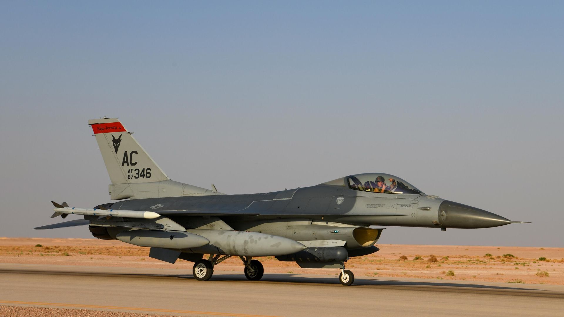 Истребитель F-16 ВВС Национальной гвардии США прибыл в зону палестино-израильского конфликта Истребитель F-16 ВВС Национальной гвардии США прибыл в зону палестино-израильского конфликта - РИА Новости, 1920, 27.10.2023