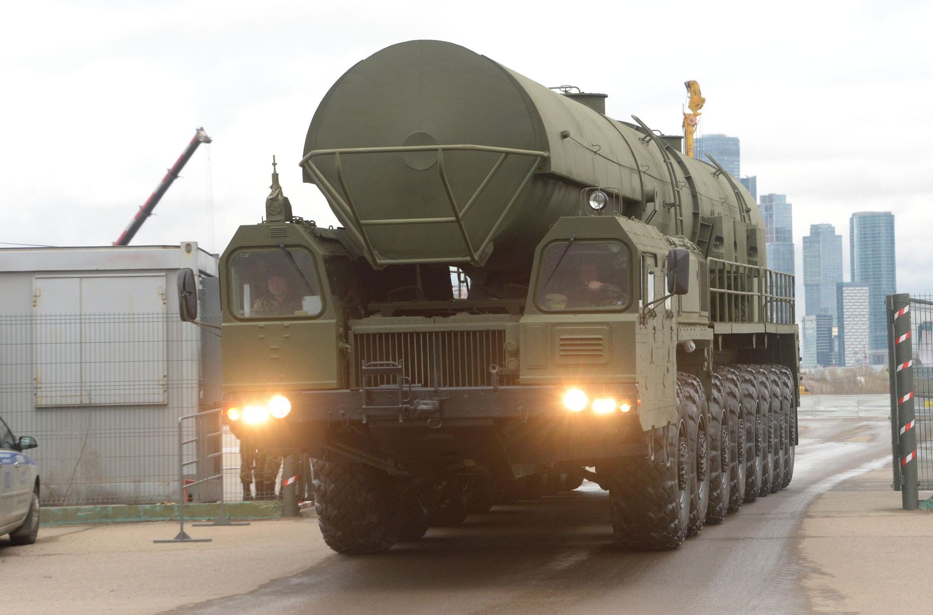 Мобильная пусковая установка комплекса Тополь М Мобильная пусковая установка комплекса Тополь М - РИА Новости, 1920, 05.04.2024