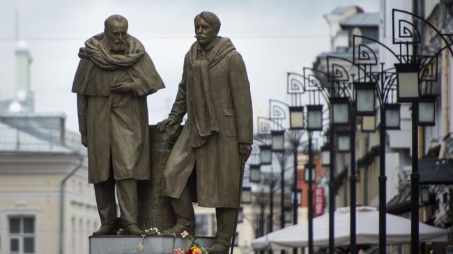 Памятник основателям Московского Художественного театра Константину Сергеевичу Станиславскому и Владимиру Ивановичу Немировичу-Данченко