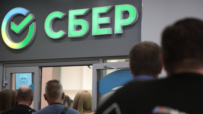 Посетители в офисе Cбербанка