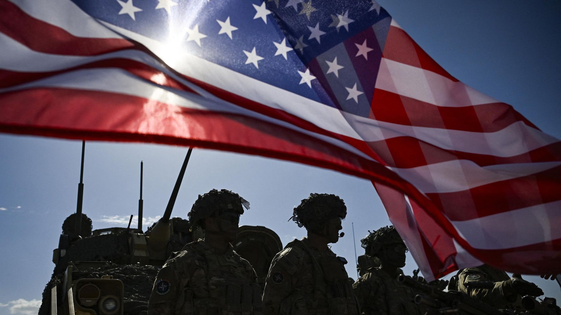 Американские солдаты с флагом США во время совместных военных учений НАТО - РИА Новости, 1920, 26.10.2023