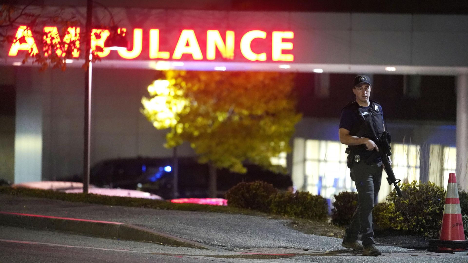 Офицер правоохранительных возле Центрального медицинского центра штата Мэн во время случая перестрелки в Льюистоне Офицер правоохранительных возле Центрального медицинского центра штата Мэн во время случая перестрелки в Льюистоне - РИА Новости, 1920, 26.10.2023