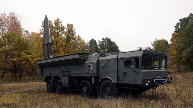 Боевые расчеты армейского корпуса Балтийского флота в ходе учений электронных пусков оперативно-тактических ракетных комплексов Искандер-М