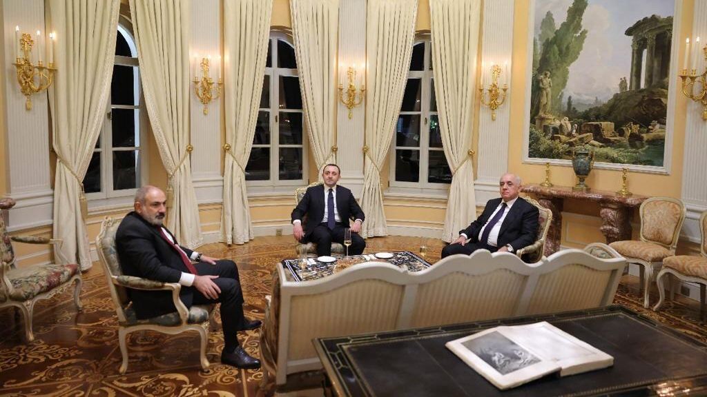Встреча премьер-министров Азербайджана и Армении Али Асадова и Никола Пашиняна при посредничестве главы правительства Грузии Ираклия Гарибашвили в Мухрани Встреча премьер-министров Азербайджана и Армении Али Асадова и Никола Пашиняна при посредничестве главы правительства Грузии Ираклия Гарибашвили в Мухрани - РИА Новости, 1920, 27.10.2023