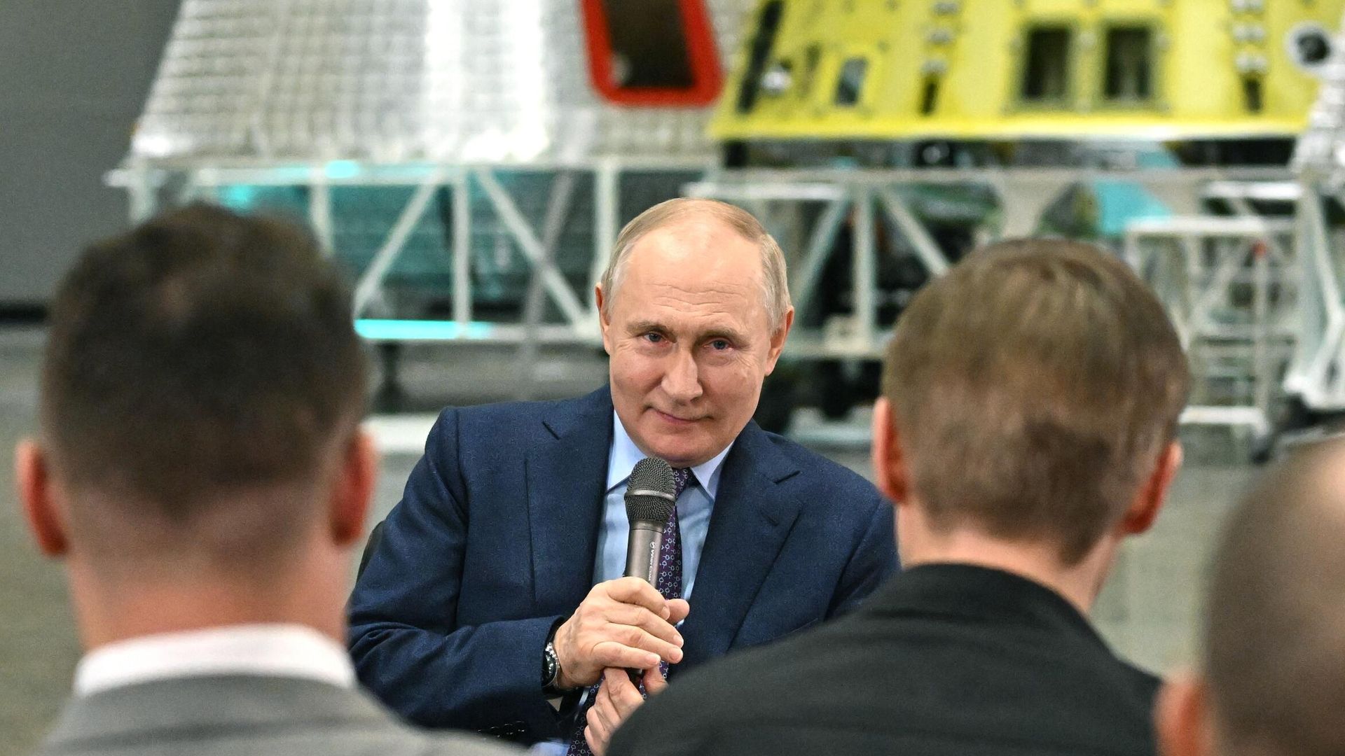 Президент РФ Владимир Путин общается с молодыми учеными во время посещения ПАО РКК Энергия им. С.П. Королёва Президент РФ Владимир Путин общается с молодыми учеными во время посещения ПАО РКК Энергия им. С.П. Королёва - РИА Новости, 1920, 26.10.2023