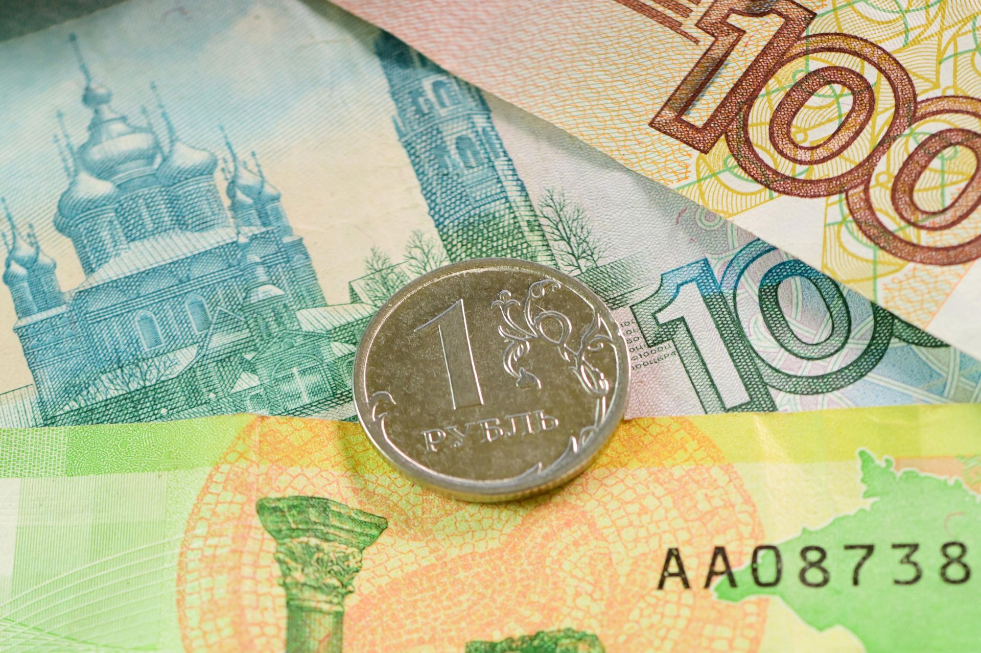 Монета номиналом один рубль и банкноты номиналом 100, 200 и 1000 рублей - РИА Новости, 1920, 20.06.2025