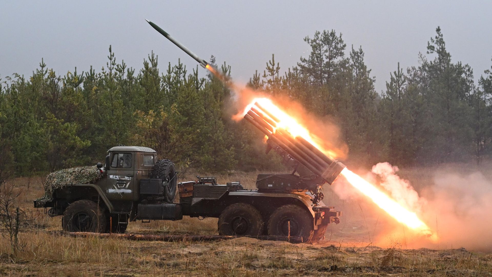 Боевая работа реактивной системы залпового огня БМ-21 Град ЦВО на Краснолиманском направлении Боевая работа реактивной системы залпового огня БМ-21 Град ЦВО на Краснолиманском направлении - РИА Новости, 1920, 28.10.2023
