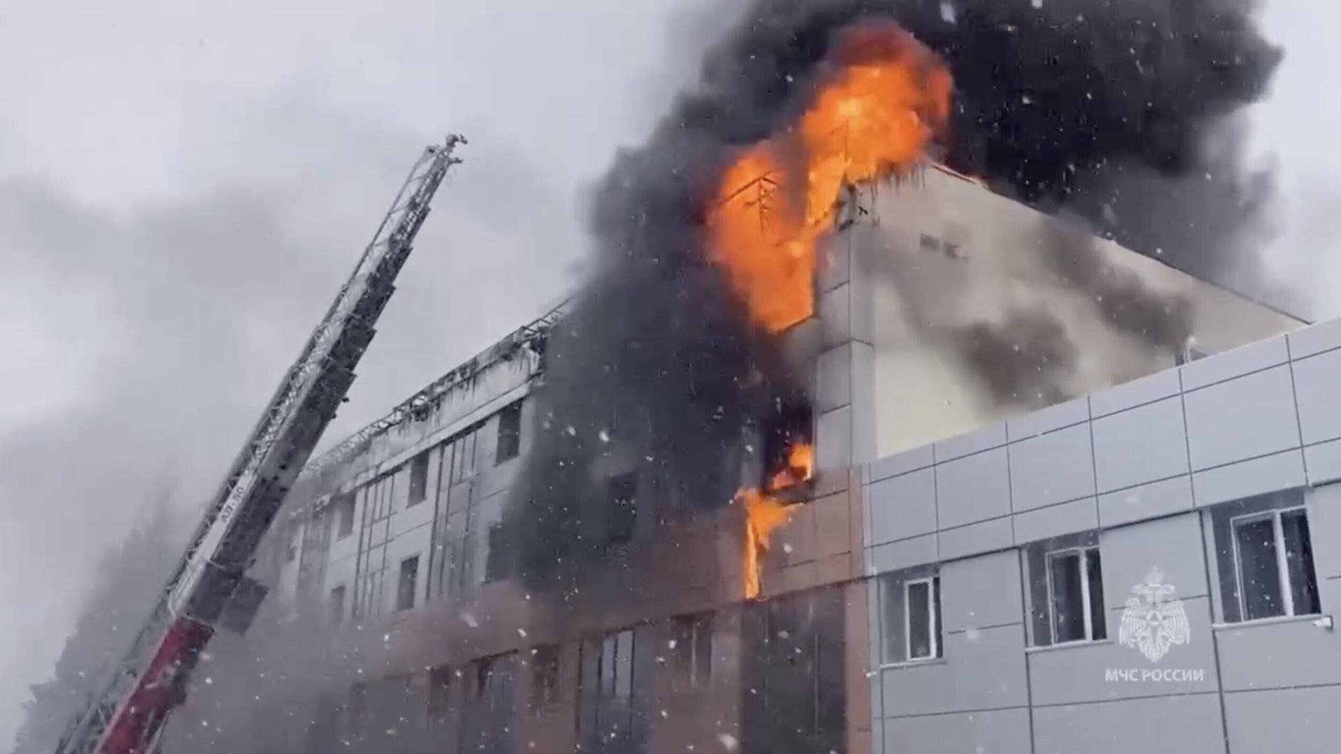 Ликвидация пожара в отеле в Набережных Челнах. Кадр видео Ликвидация пожара в отеле в Набережных Челнах. Кадр видео - РИА Новости, 1920, 28.10.2023