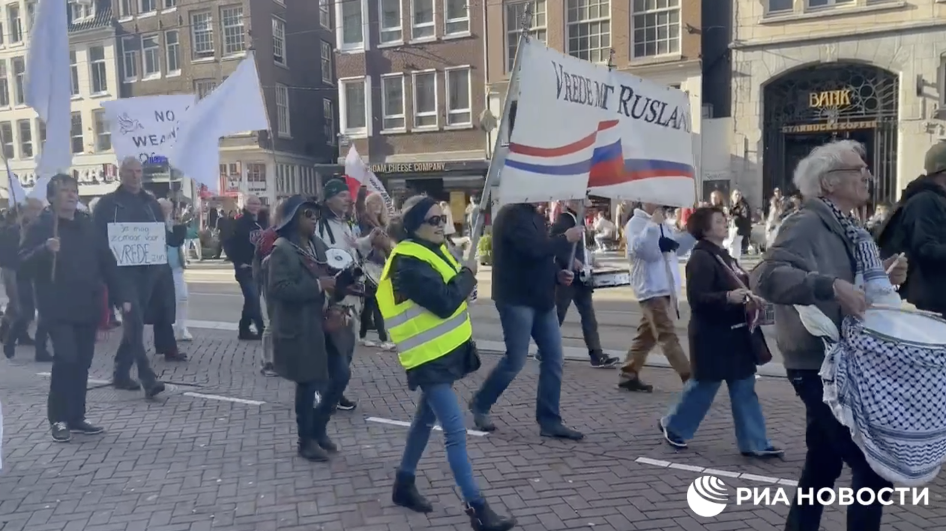 Демонстрацию против поставок оружия западными странами Украине в Амстердаме Демонстрацию против поставок оружия западными странами Украине в Амстердаме - РИА Новости, 1920, 24.11.2023