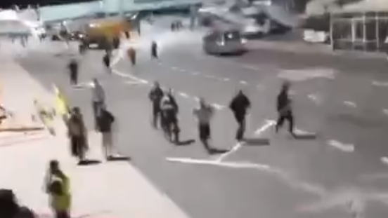 Жители Махачкалы публикуют в соцсетях видео с посторонними на взлетно-посадочной полосе Жители Махачкалы публикуют в соцсетях видео с посторонними на взлетно-посадочной полосе - РИА Новости, 1920, 29.10.2023