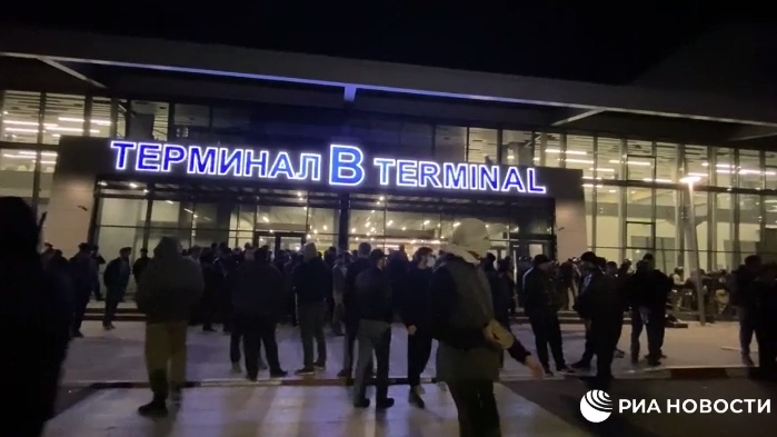 Посторонние люди в аэропорту Махачкалы Посторонние люди в аэропорту Махачкалы - РИА Новости, 1920, 21.07.2025