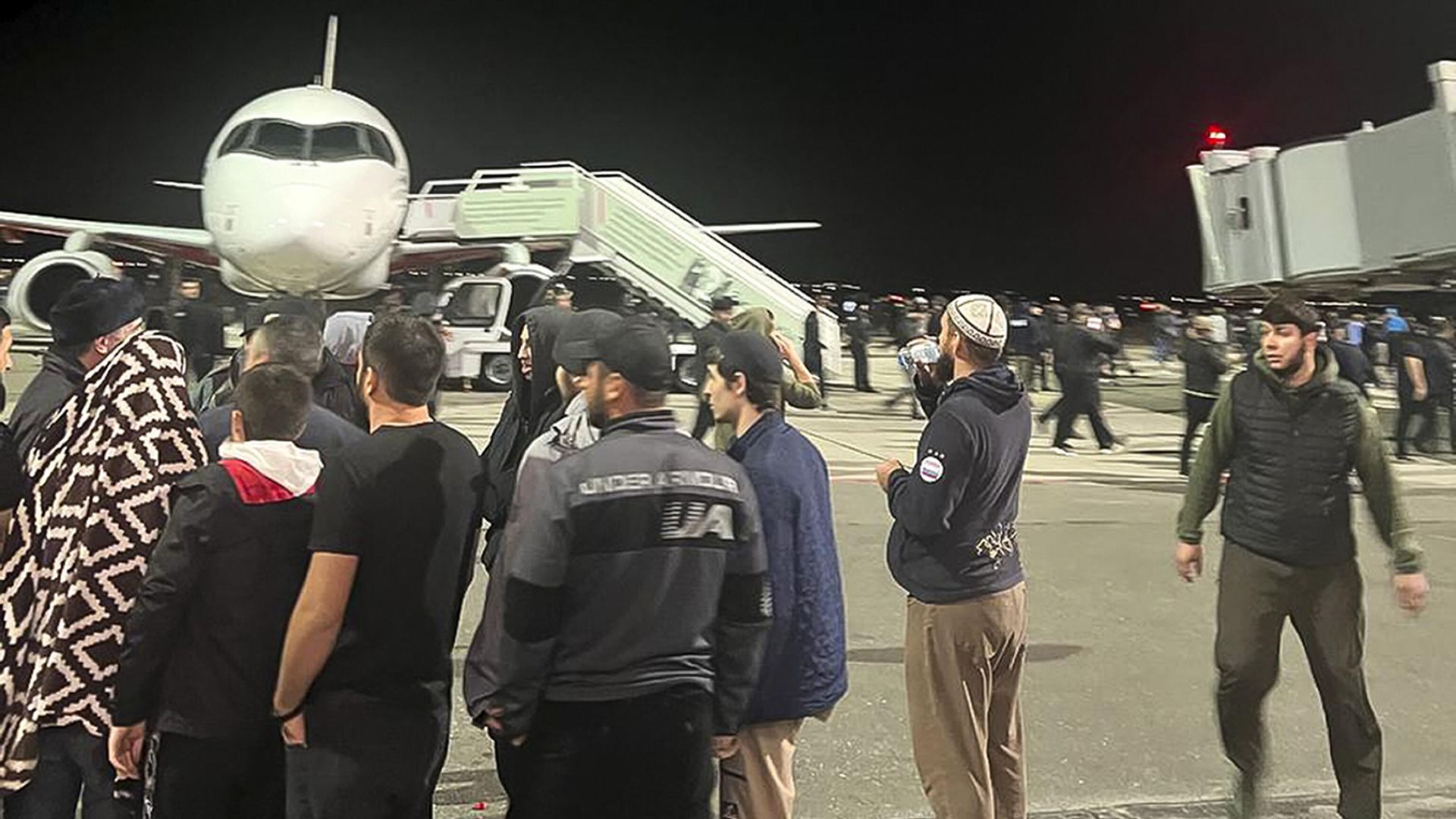 Люди на взлетно-посадочной полосе аэропорта Махачкалы Люди на взлетно-посадочной полосе аэропорта Махачкалы - РИА Новости, 1920, 03.08.2025
