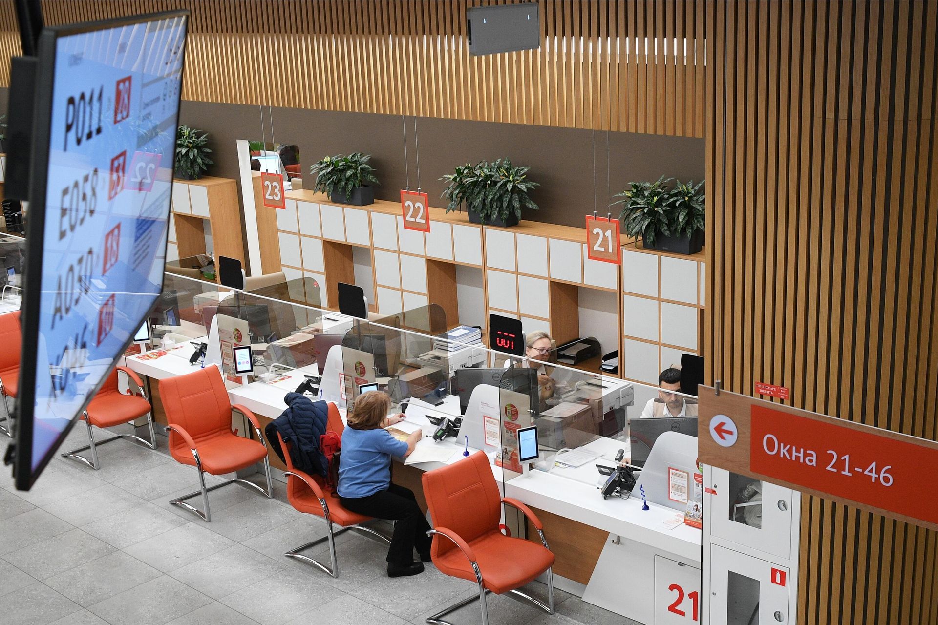 Работа флагманского многофункционального центра государственных и муниципальных услуг Мои документы в ТЦ Метрополис в Москве Работа флагманского многофункционального центра государственных и муниципальных услуг Мои документы в ТЦ Метрополис в Москве - РИА Новости, 1920, 21.05.2024