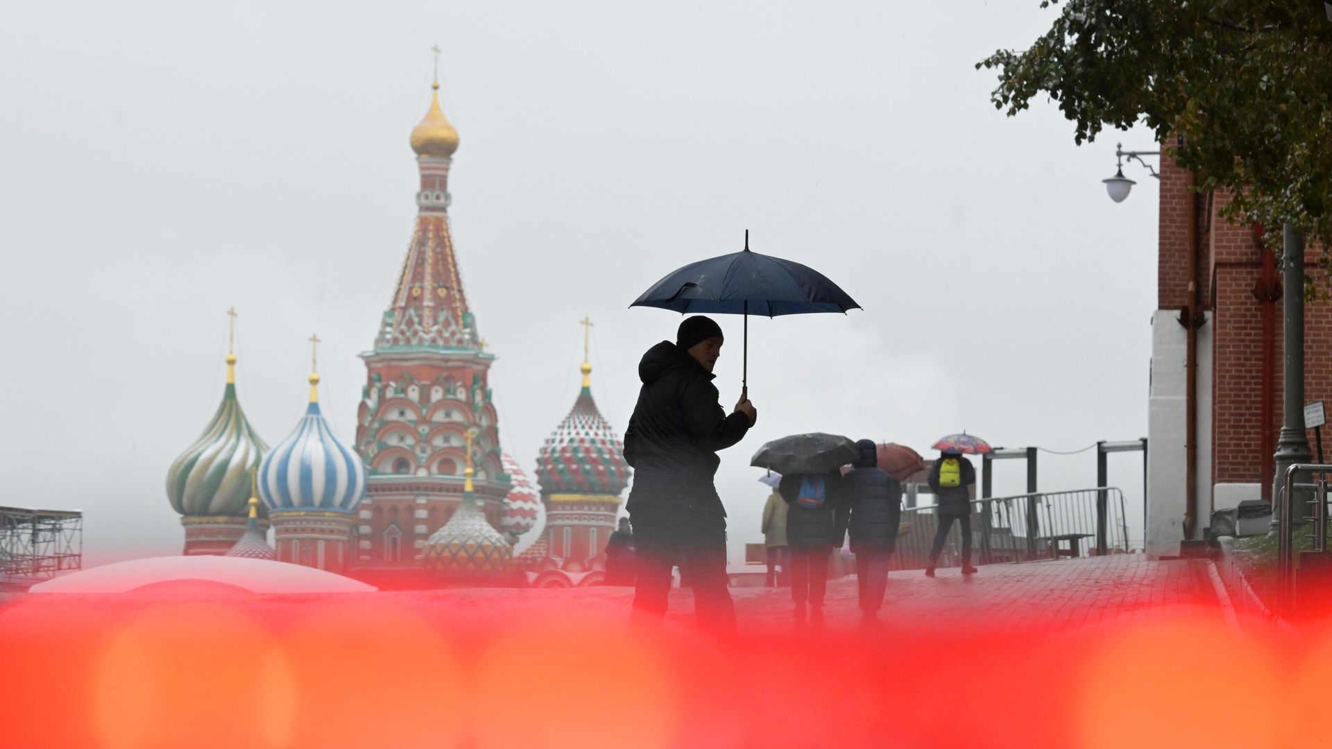 Мужчина во время дождя на Красной площади в Москве Мужчина во время дождя на Красной площади в Москве - РИА Новости, 1920, 19.04.2026