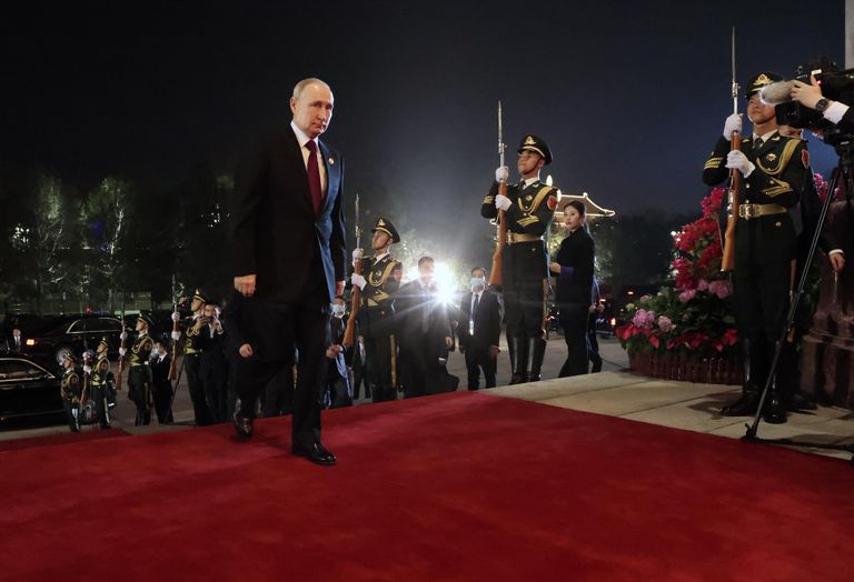 Президент РФ Владимир Путин на церемонии встречи председателем КНР Си Цзиньпином и его супругой Пэн Лиюань глав делегаций - участников III Международного форума Один пояс, один путь в Пекине Президент РФ Владимир Путин на церемонии встречи председателем КНР Си Цзиньпином и его супругой Пэн Лиюань глав делегаций - участников III Международного форума Один пояс, один путь в Пекине