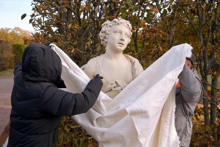 Подготовка скульптур к зимнему периоду в Екатерининском парке ГМЗ Царское село Подготовка скульптур к зимнему периоду в Екатерининском парке ГМЗ Царское село