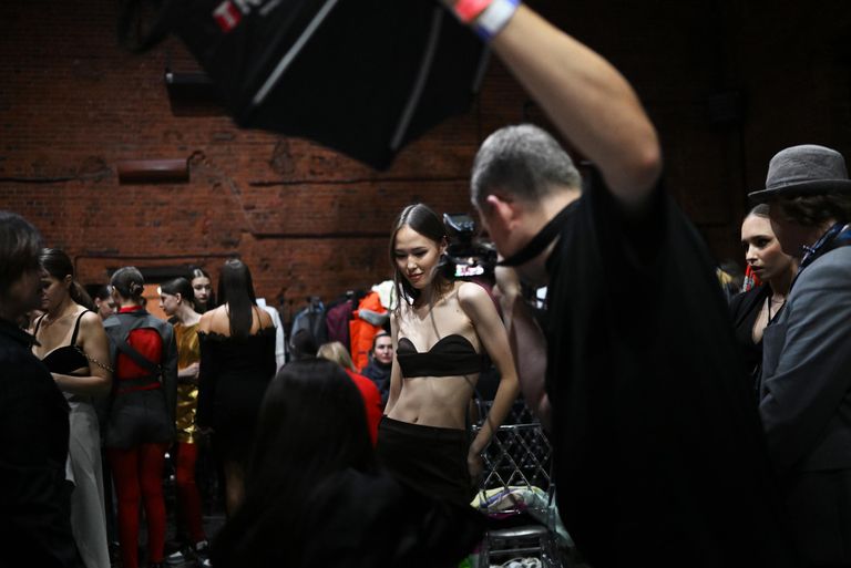 Модель перед началом показа в рамках Volga Fashion Week в пространстве LOFT HALL в Москве Модель перед началом показа в рамках Volga Fashion Week в пространстве LOFT HALL в Москве