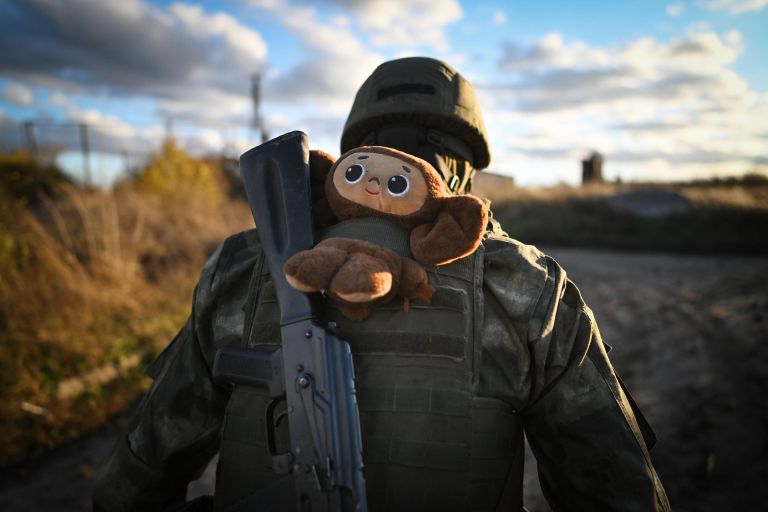 Военнослужащий отдельной казачьей бригады Терек во время работы на боевой позиции на Соледарском направлении спецоперации Военнослужащий отдельной казачьей бригады Терек во время работы на боевой позиции на Соледарском направлении спецоперации