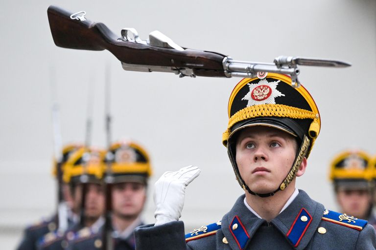 Военнослужащий роты специального караула Президентского полка ФСО России во время церемонии развода пеших и конных караулов на Соборной площади в Кремле Военнослужащий роты специального караула Президентского полка ФСО России во время церемонии развода пеших и конных караулов на Соборной площади в Кремле