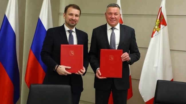 Президент Cosmos Hotel Group Александр Биба и губернатор Вологодской области Олег Кувшинников во время подписания соглашения о совместной реализации проекта Великий Устюг - родина Деда Мороза