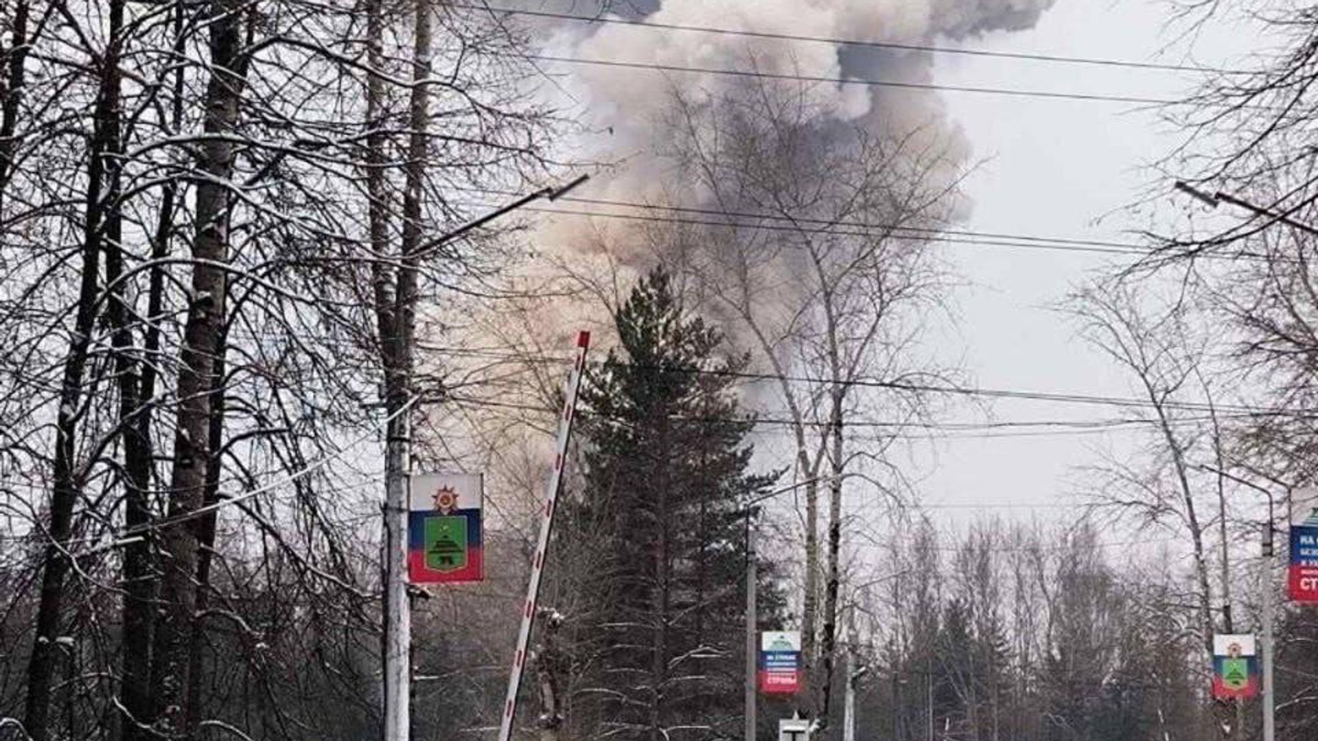 Дым на территории предприятия Соликамский завод Урал в Соликамске Дым на территории предприятия Соликамский завод Урал в Соликамске - РИА Новости, 1920, 31.10.2023
