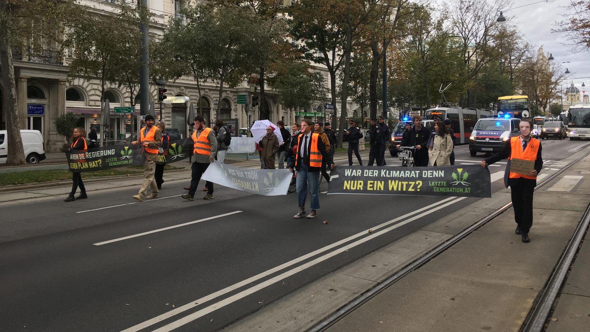 Экоактивисты движения Последнее поколение в центре Вены Экоактивисты движения Последнее поколение в центре Вены - РИА Новости, 1920, 20.11.2023