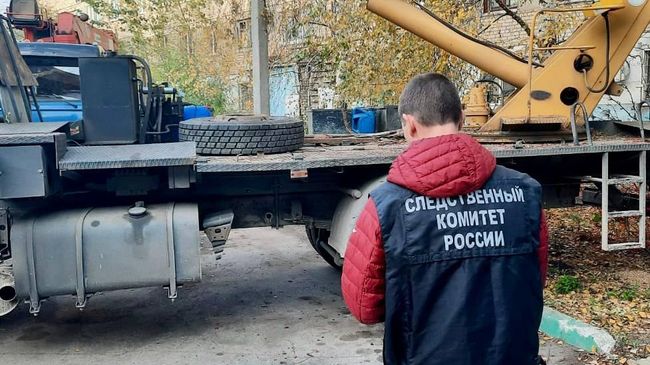 Сотрудник СК на месте падения рабочих на улице Комарова в Балаково 