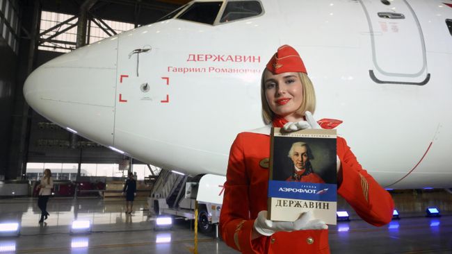 Бортпроводница авиакомпании Аэрофлот на презентации самолёта Boeing 737-900 авиакомпании Россия, названного в честь поэта и государственного деятеля Г. Державина Бортпроводница авиакомпании Аэрофлот на презентации самолёта Boeing 737-900 авиакомпании Россия, названного в честь поэта и государственного деятеля Г. Державина