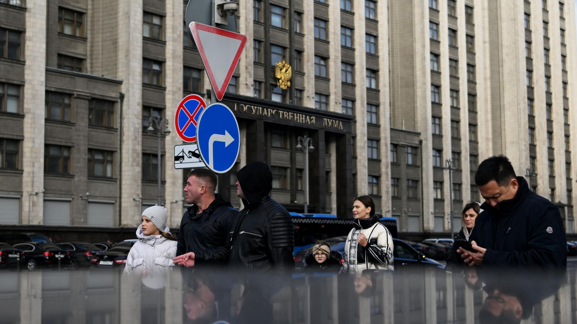 Люди на улице Охотный ряд в Москве Люди на улице Охотный ряд в Москве - РИА Новости, 1920, 08.11.2023