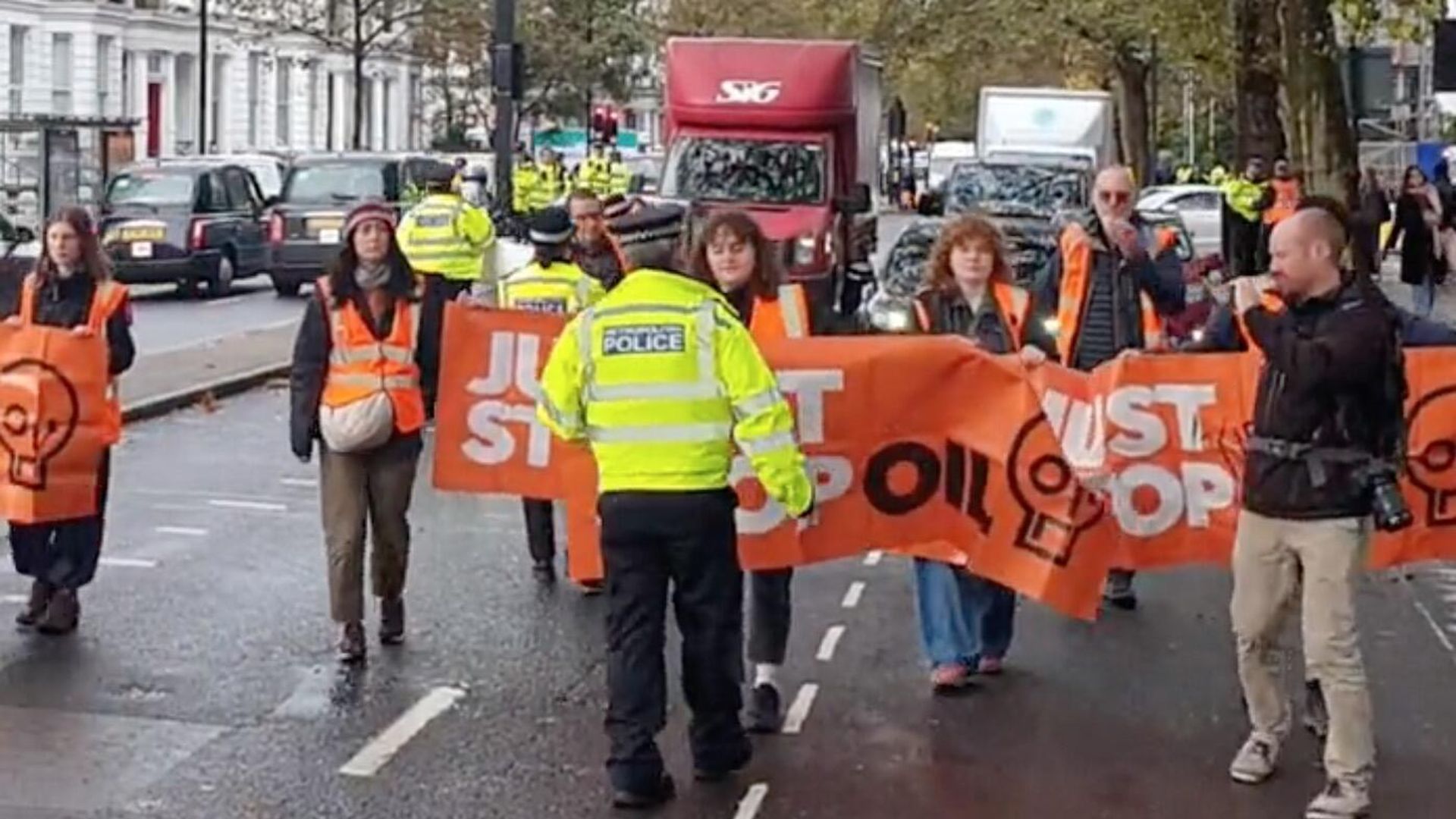 Активисты экологического движения Just Stop Oil в Лондоне, которые устроили протестную акцию против добычи нефти и газа Активисты экологического движения Just Stop Oil в Лондоне, которые устроили протестную акцию против добычи нефти и газа - РИА Новости, 1920, 01.11.2023